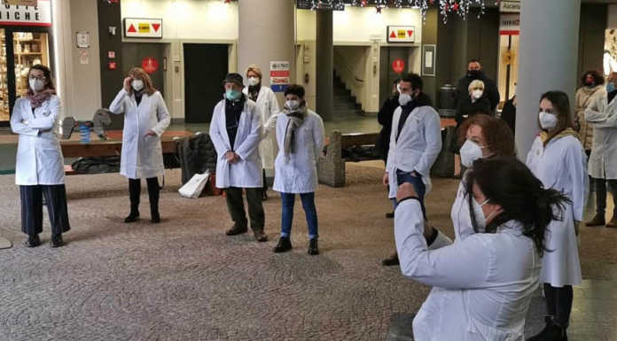 La protesta dei farmacisti a Lecco: “I vaccini per l’influenza non arriveranno in farmacia”