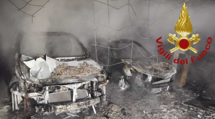 Incendio in autorimessa a Como, distrutti due veicoli. Indagini in corso