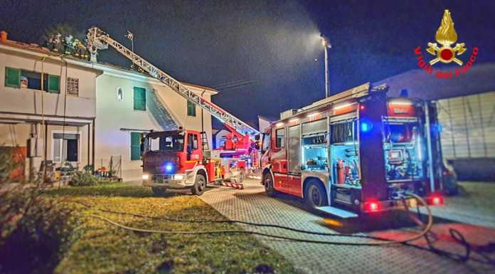 Missaglia: in fiamme il tetto di una casa, al lavoro i Vigili del Fuoco