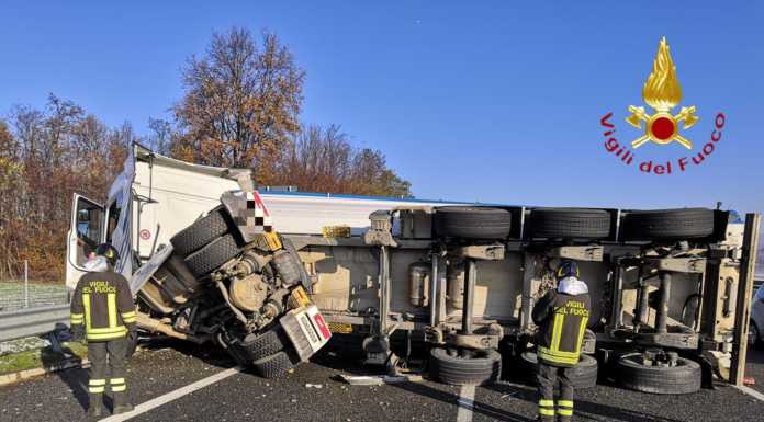 Incidente in A9, autoarticolato si ribalta tra Fino Mornasco e Lomazzo