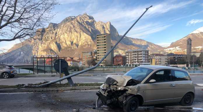 Auto si schianta contro un palo all’ingresso di Malgrate Porto