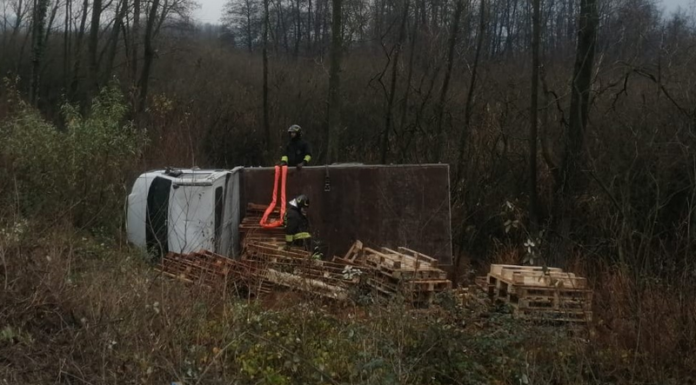 Monte Marenzo: camioncino si ribalta, 70enne ferito. Traffico sulla provinciale