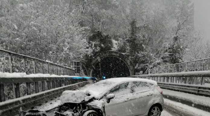 Neve e disagi sulle strade: mezzi pesanti in difficoltà e incidenti. Il racconto della mattinata