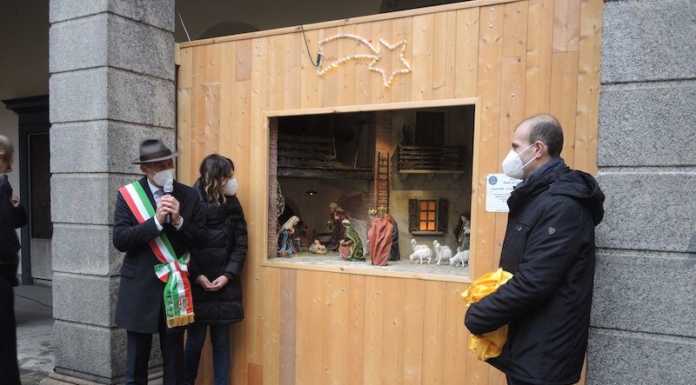 Lecco, nel cortile del Comune inaugurato il presepe: “Un simbolo di speranza”