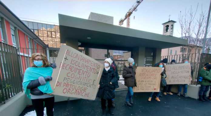 Mandello, alla casa di riposo protestano i familiari degli anziani ospiti
