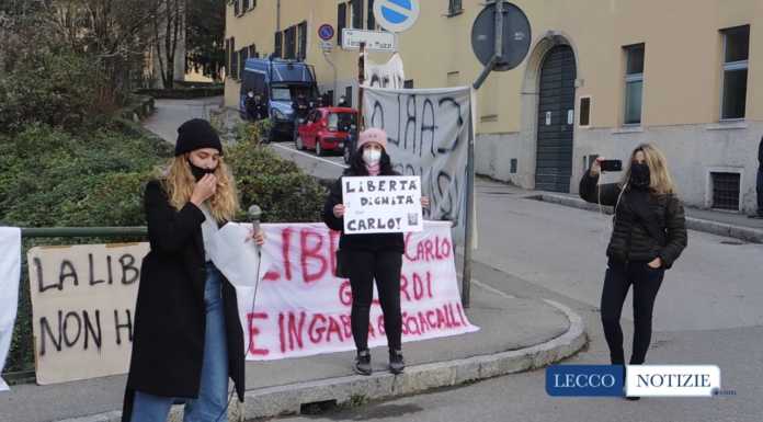 Un centinaio di persone al presidio per Carlo Gilardi: “Non sei solo”