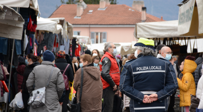 Lecco. Mattinata affollata al mercato, tra bancarelle e… barriere