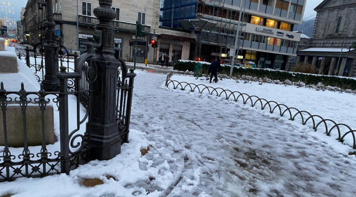Dopo la neve, il pericolo ora è il ghiaccio. Gettato il sale nella notte