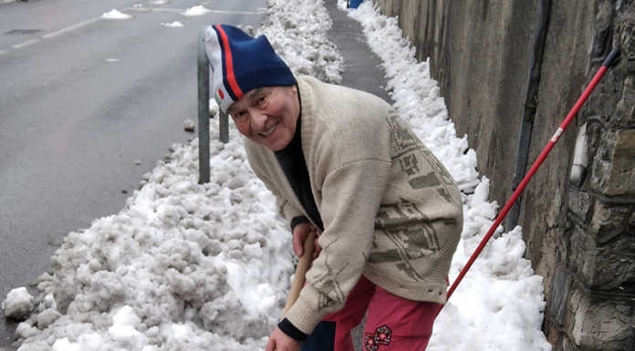 Spalatore ottantenne dà l’esempio in via Tonale, ripuliti i marciapiedi