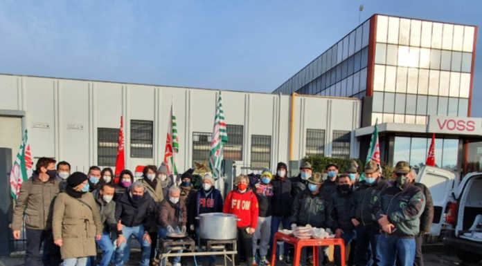 Voss di Osnago, gli Alpini preparano un risotto per i lavoratori in presidio Voss Osnago