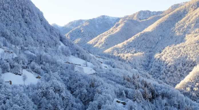 Dopo la nevicata, oggi il sole illumina una Premana… imbiancata