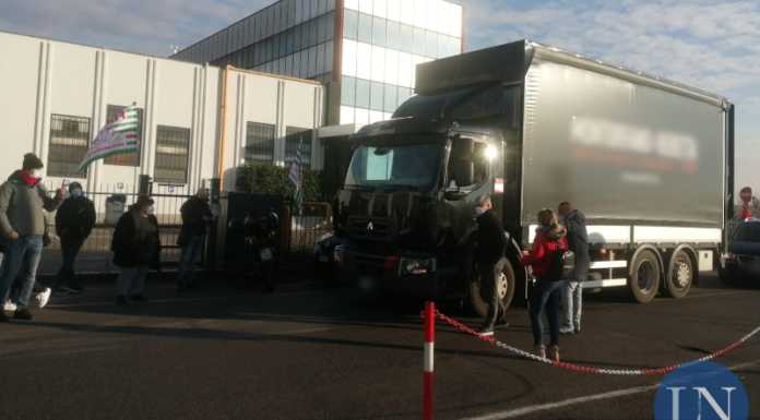 Osnago. Sciopero Voss: i lavoratori impediscono a un camion di entrare in azienda, arrivano i Carabinieri