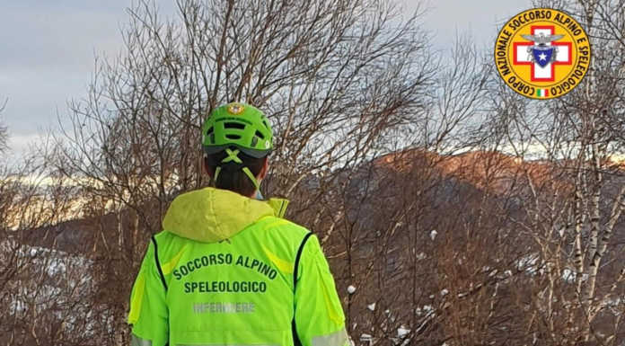 Il Soccorso Alpino porta una bombola d’ossigeno a una persona isolata in una baita soccorso alpino