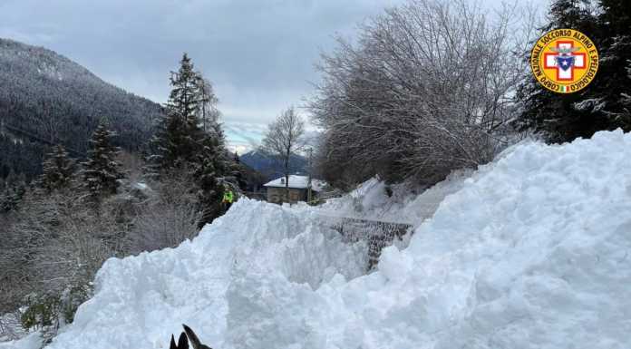 Grossa valanga nel Bresciano, colpite alcune auto e abitazioni ma nessuna vittima