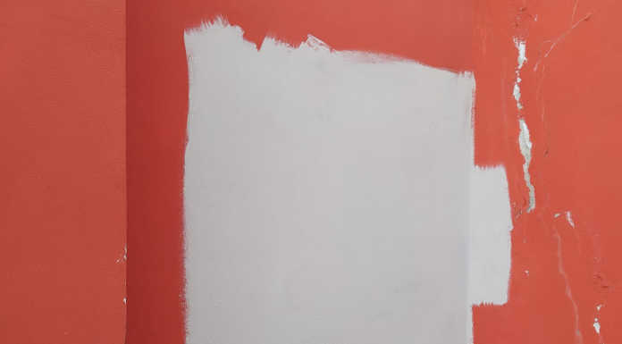 Rimosse dal Comune le scritte ingiuriose a Rancio: “Non c’è spazio per l’odio”