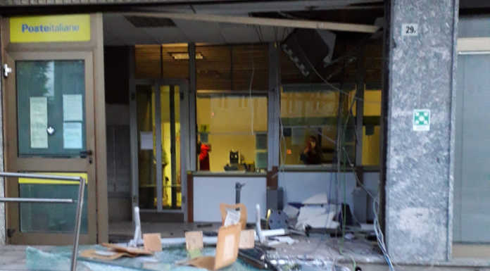 Merone. Sventrano le Poste per portare via la cassa. Il furto fallisce