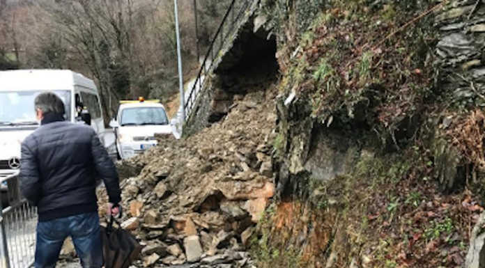 Calolzio, smottamento in via per Erve: crollato in strada parte di un muro