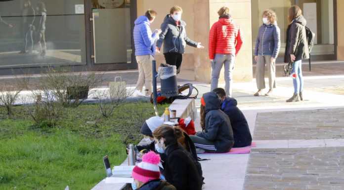 La scuola non riapre, a Lecco lezione all’aperto per gli studenti