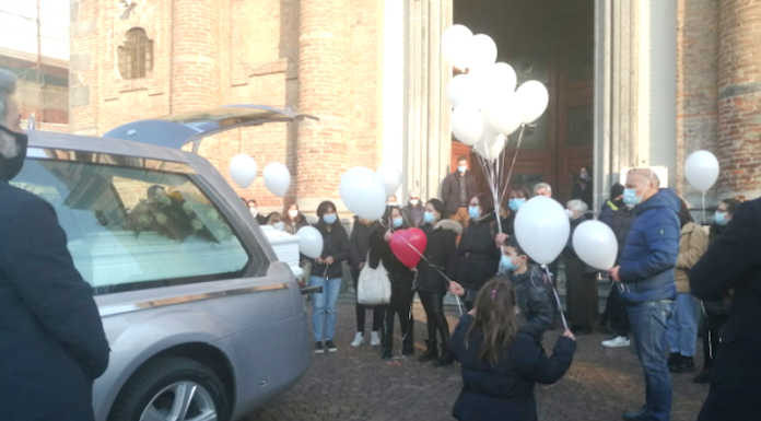 Merate: il lancio dei palloncini per l’addio alla piccola Miriam, morta a 14 anni