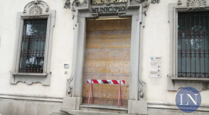 Merate, sbarrato l’accesso al Comune per lavori di restyling al portone