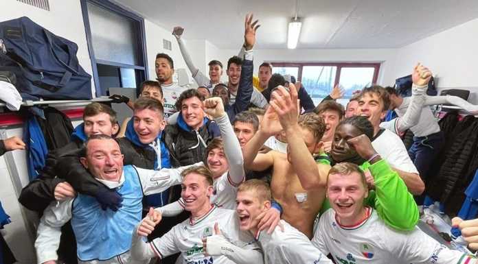 Serie D. Il NibionnOggiono vince a Desenzano e conquista i playoff La festa nello spogliatoio del NibionnOggiono a fine partita (credit foto NibionnOggiono Asd)