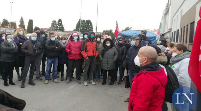 Voss Osnago, firmato l’accordo sindacale: “Non si parla più di licenziamenti” Voss Osnago sindacalisti e lavoratori