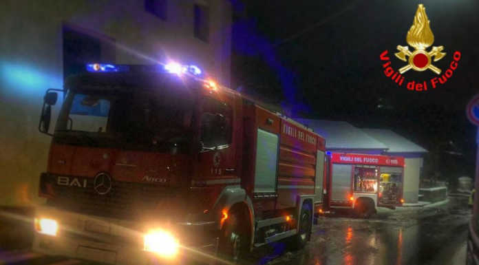 Malgrate. Incendio in un box, danneggiate due moto e un’auto