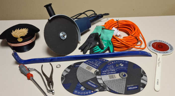 Olgiate Comasco, fermati con attrezzi da scasso in auto, fuggono