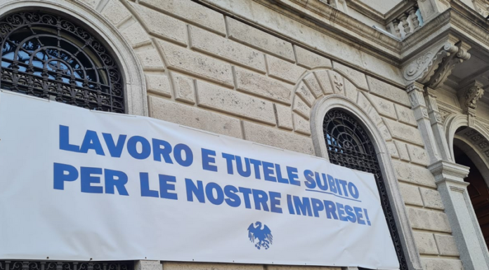 Covid e crisi. Striscione in Confcommercio: “Servono più certezze e tutele”