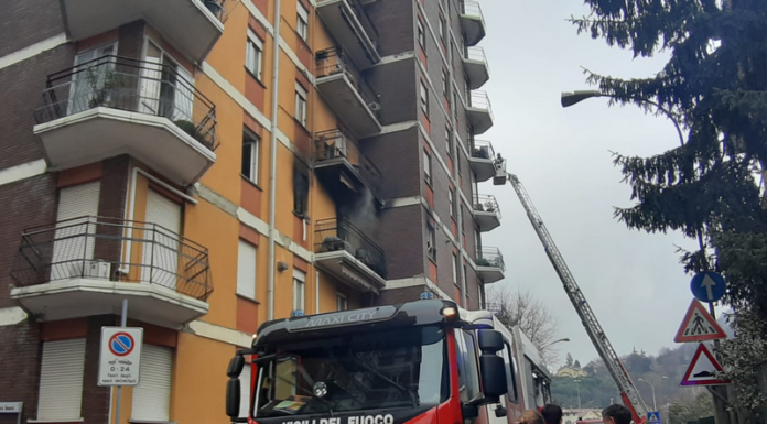 Incendio a Malgrate, oggi le verifiche dei pompieri. Serie le condizioni della donna