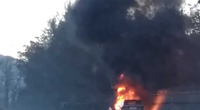 Lago. Auto in fiamme sulla Statale 36 in direzione Lecco (VIDEO)