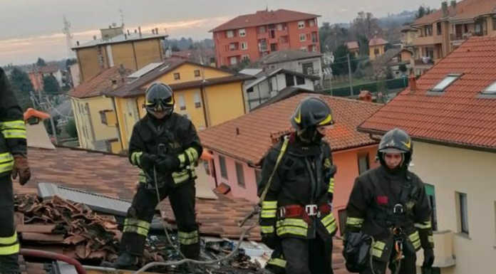 Verderio. Brucia il tetto di una palazzina, intervento dei Vigili del Fuoco incendio tetto verderio