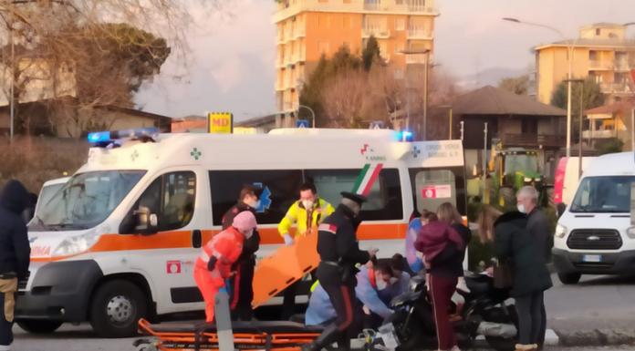 Schianto tra auto e scooter a Dolzago: soccorse due 17enni