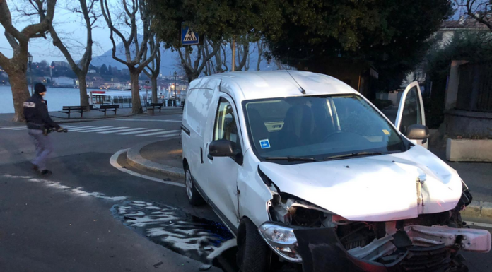 Furgone sbanda sul lungolago ed esce di strada: soccorso 80enne