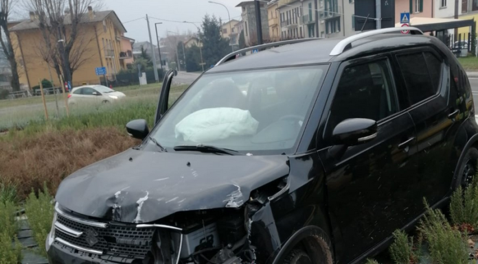 Valmadrera, esce di strada e finisce nell’aiuola: soccorso sessantenne
