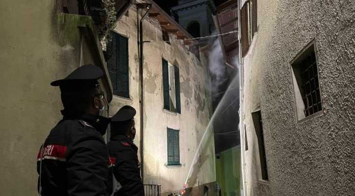 Tetto in fiamme a Laorca, intervengono i Vigili del Fuoco