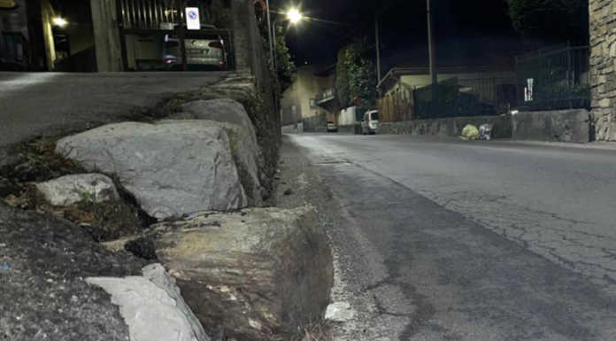 La segnalazione di un lettore: sasso pericoloso sulla vecchia Lecco – Ballabio