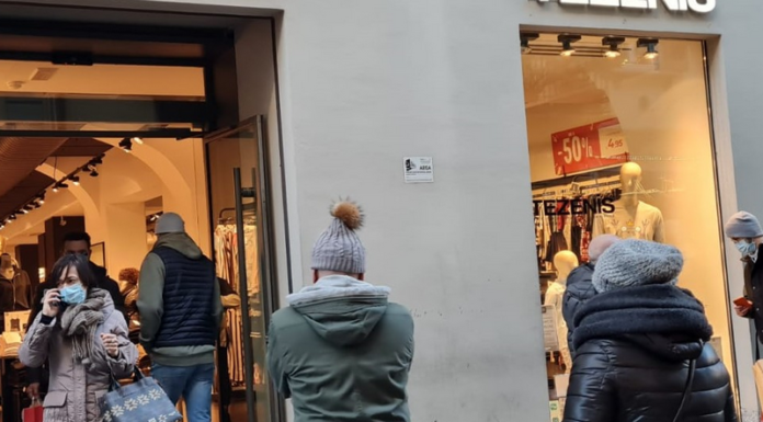 La domenica ‘arancione’ riaccende lo shopping in centro