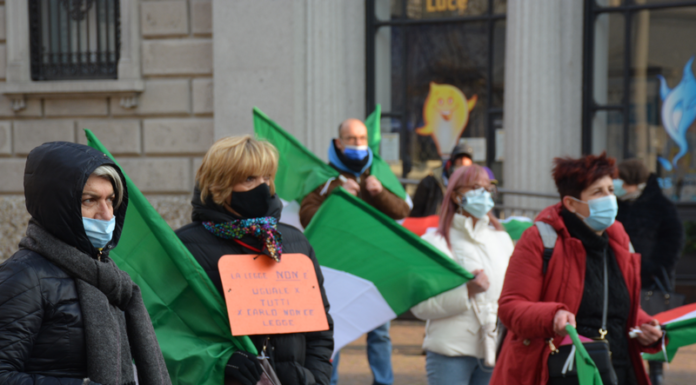 Lecco. Manifestanti in piazza per Carlo Gilardi: “Fatelo tornare a casa”