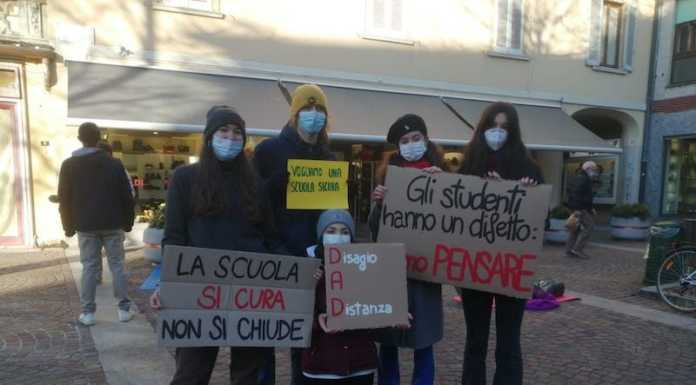 Merate. Gli studenti fanno lezione in piazza: “Siamo stanchi, vogliamo tornare a scuola”