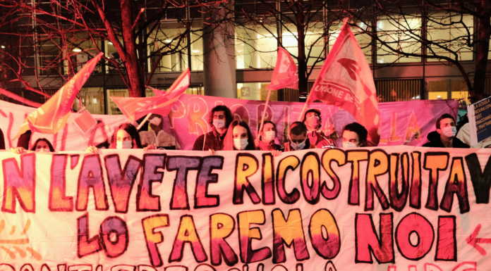Scuola, a Milano il presidio degli studenti sotto il palazzo della Regione