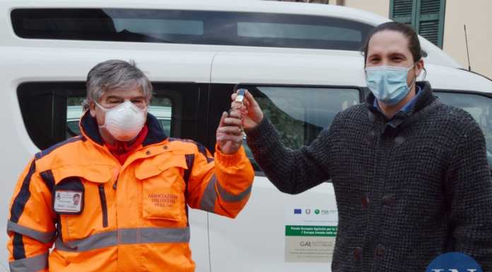 Valgreghentino. Il comune consegna un nuovo mezzo all’associazione Vi.Va.