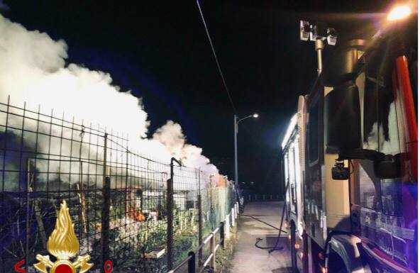 Mandello: deposito di legna a fuoco nella notte, arrivano i pompieri