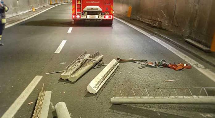 Camion perde materiale edile in galleria, intervengono i pompieri