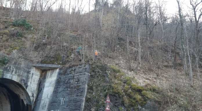 Crollano massi sulla strada a Teglio. Chiuso il passo di Aprica