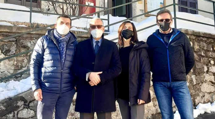 Morterone. Il Prefetto Castrese De Rosa in visita nel comune più piccolo d’Italia Al centro il Prefetto De Rosa con la sindaca Invernizzi davanti al municipio di Morterone