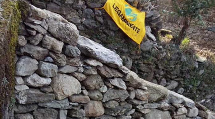 Bellano. Dopo il crollo del muro a secco, Legambiente ripristina la mulattiera per Oro