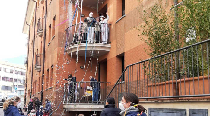 E’ Carnevale, bimbi e anziani della Borsieri lo festeggiano insieme