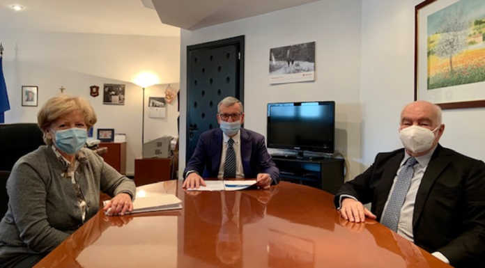 Lecco. Presentata al Prefetto Castrese De Rosa la Campagna Aiutiamoci Maria Grazia Nasazzi, il prefetto Castrese De Rosa, Enrico Rossi