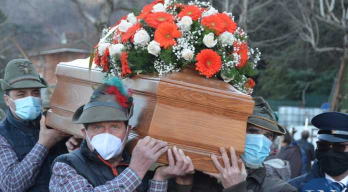 Valgreghentino. Il commosso addio al capogruppo degli Alpini Flavio Panzeri A Valgreghentino l'addio al capogruppo degli Alpini Flavio Panzeri